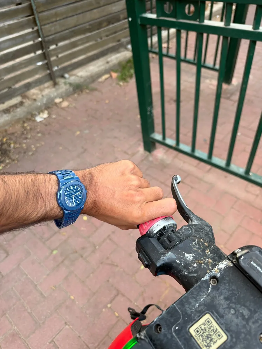 תמונה של שמעון ב. עם השעון